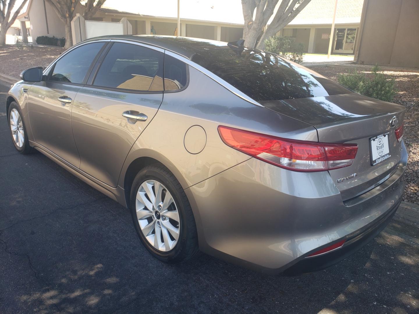 2016 /gray and black Kia Optima ex (5XXGU4L3XGG) with an 2.4L L4 DOHC 16V engine, 6-Speed Automatic transmission, located at 323 E Dunlap Ave., Phoenix, AZ, 85020, (602) 331-9000, 33.567677, -112.069000 - Photo#5